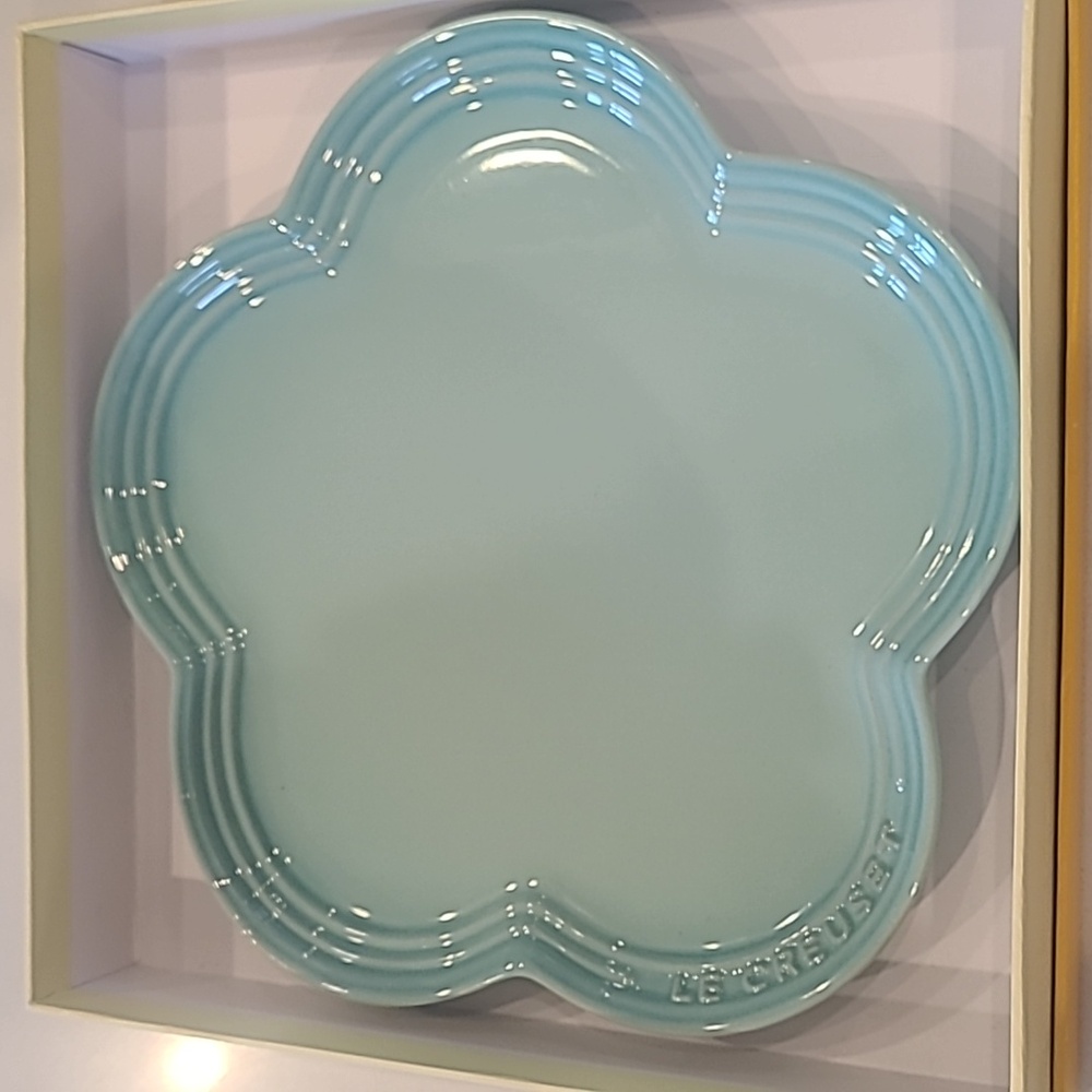 Le Creuset Cool Mint Flower Plate Set Of 2 NIB - Picture 2 of 6